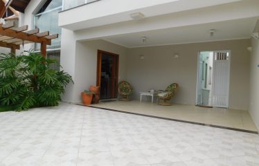 Sobrado com Piscina e MOBILIADO à venda na Praia em Peruíbe.