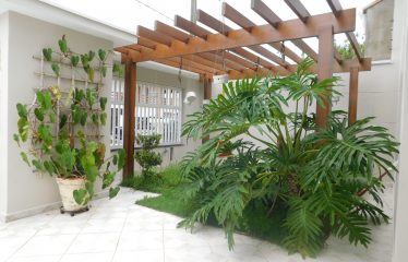 Sobrado com Piscina e MOBILIADO à venda na Praia em Peruíbe.