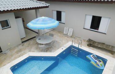 Sobrado com Piscina e MOBILIADO à venda na Praia em Peruíbe.