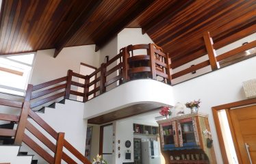 Sobrado com Piscina e MOBILIADO à venda na Praia em Peruíbe.