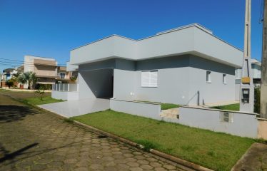 Casa térrea com piscina no Condomínio Três Marias em Peruíbe à venda.