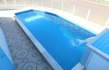 Casa térrea com piscina no Condomínio Três Marias em Peruíbe à venda.