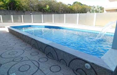 Casa térrea com piscina no Condomínio Três Marias em Peruíbe à venda.