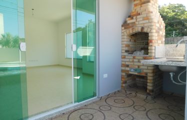 Casa térrea com piscina no Condomínio Três Marias em Peruíbe à venda.