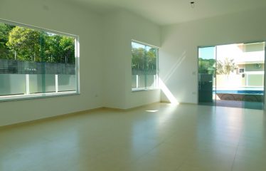 Casa térrea com piscina no Condomínio Três Marias em Peruíbe à venda.