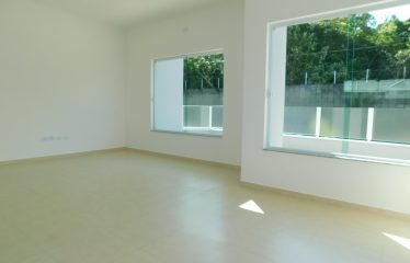 Casa térrea com piscina no Condomínio Três Marias em Peruíbe à venda.