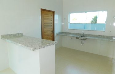 Casa térrea com piscina no Condomínio Três Marias em Peruíbe à venda.