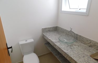 Casa térrea com piscina no Condomínio Três Marias em Peruíbe à venda.