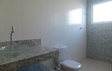 Casa térrea com piscina no Condomínio Três Marias em Peruíbe à venda.