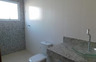 Casa térrea com piscina no Condomínio Três Marias em Peruíbe à venda.