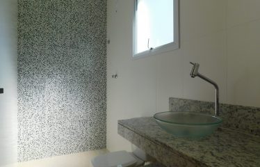 Casa térrea com piscina no Condomínio Três Marias em Peruíbe à venda.