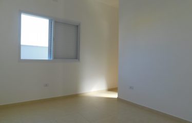 Casa térrea com piscina no Condomínio Três Marias em Peruíbe à venda.