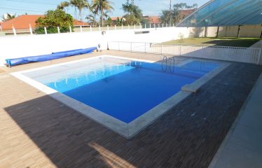 Casa de alto padrão com piscina à venda em Peruíbe.