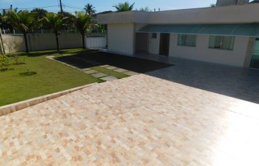 Casa de alto padrão com piscina à venda em Peruíbe.