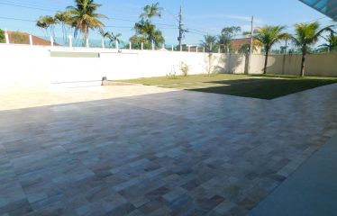Casa de alto padrão com piscina à venda em Peruíbe.