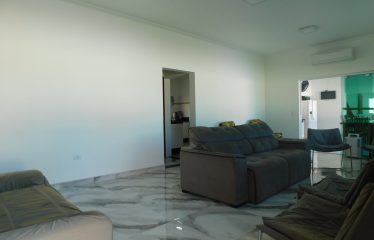 Casa de alto padrão com piscina à venda em Peruíbe.