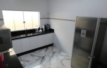 Casa de alto padrão com piscina à venda em Peruíbe.