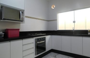 Casa de alto padrão com piscina à venda em Peruíbe.