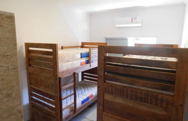 Casa de alto padrão com piscina à venda em Peruíbe.