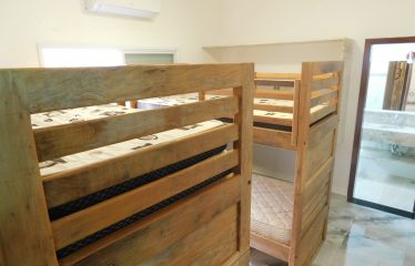 Casa de alto padrão com piscina à venda em Peruíbe.