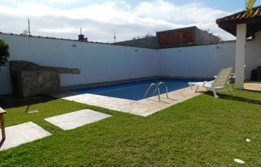 Casa com Piscina e Mobiliada à venda em Peruíbe.