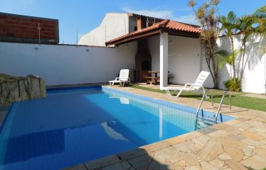 Casa com Piscina e Mobiliada à venda em Peruíbe.