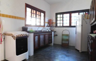 Casa com Piscina e Mobiliada à venda em Peruíbe.