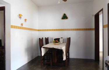 Casa com Piscina e Mobiliada à venda em Peruíbe.