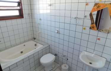 Casa com Piscina e Mobiliada à venda em Peruíbe.