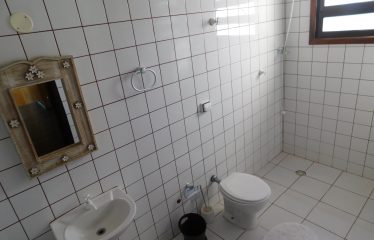 Casa com Piscina e Mobiliada à venda em Peruíbe.