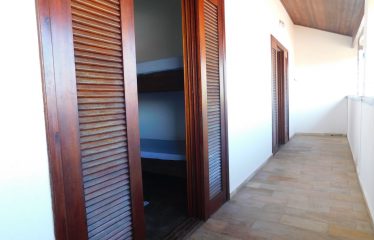 Casa com Piscina e Mobiliada à venda em Peruíbe.