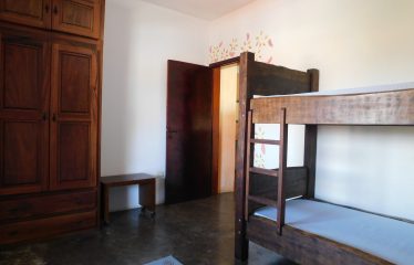 Casa com Piscina e Mobiliada à venda em Peruíbe.