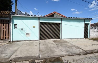 Casa térrea no Centro de Peruíbe à venda.