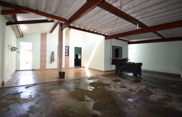 Casa térrea no Centro de Peruíbe à venda.