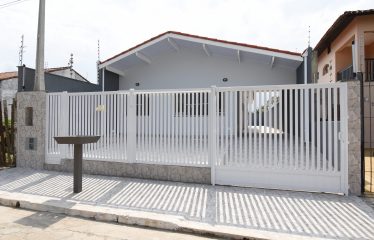 Casa térrea no Centro de Peruíbe à venda.