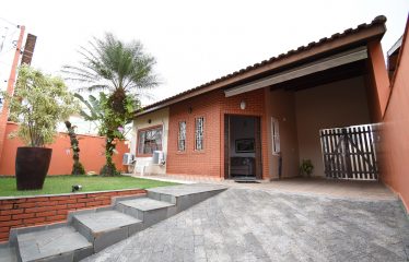 Casa Térrea Mobiliada a poucos metros da Praia a venda em Peruíbe