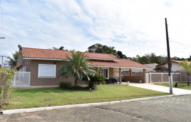 Casa térrea mobiliada com piscina em condomínio à venda em Peruíbe (Litoral Sul Paulista).