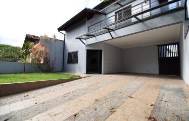 Sobrado com Piscina à venda em Peruíbe.
