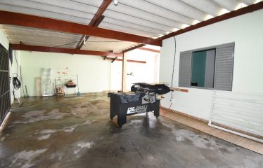 Casa térrea no Centro de Peruíbe à venda.