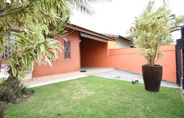 Casa Térrea Mobiliada a poucos metros da Praia a venda em Peruíbe