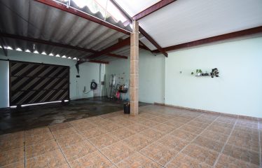 Casa térrea no Centro de Peruíbe à venda.