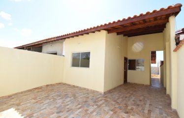 Casa Nova com Piscina em Excelente Localização a venda na Praia de Peruíbe.
