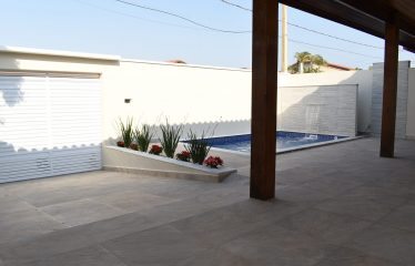 Casa com Piscina e Edícula muito próximo da Praia a venda em Peruíbe