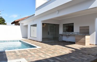 Casa Nova com piscina à venda no Bairro Parque Turístico em Peruíbe.
