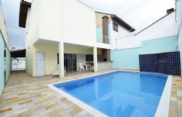Sobrado com Piscina à 100 m do Mar à venda em Peruíbe.