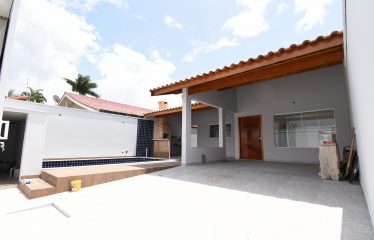 Casa nova com piscina à venda em Peruíbe.