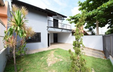 Sobrado com Piscina à venda em Peruíbe.