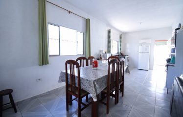 Casa térrea no Centro de Peruíbe à venda.