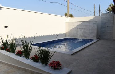 Casa com Piscina e Edícula muito próximo da Praia a venda em Peruíbe