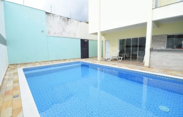 Sobrado com Piscina à 100 m do Mar à venda em Peruíbe.